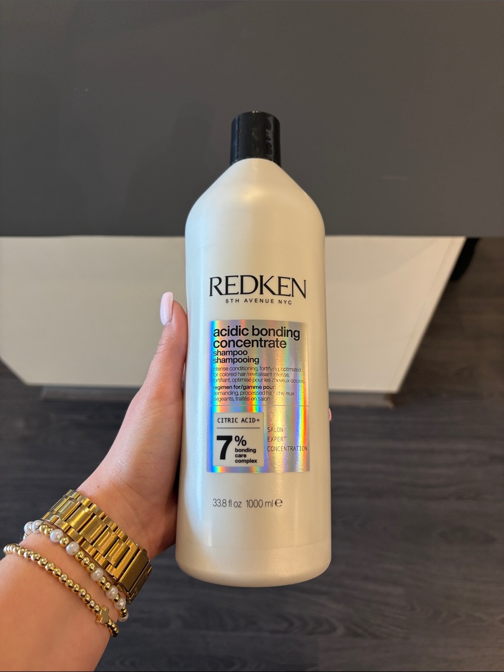 Redken Acidic Bonding Concentrate Shampoo - Pearl White with Black Cap